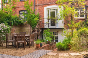The Victoria - 4 Bedroom Townhouse With Parking